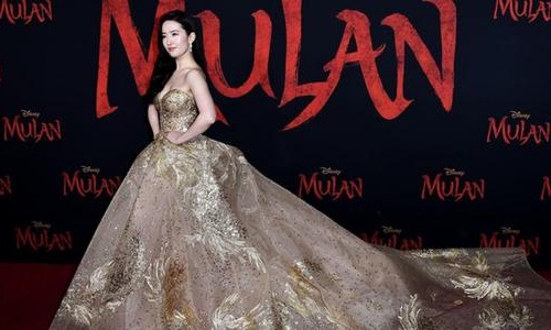 刘亦菲凤凰裙亮相花木兰世界首映礼(刘亦菲出席花木兰发布会)