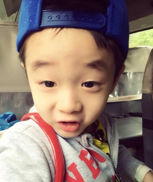 杨阳洋和小小春撞脸对比图(杨阳洋小时候照片) 杨阳洋和小小春撞脸对比图(杨阳洋小时候照片)