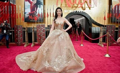 刘亦菲凤凰裙亮相花木兰世界首映礼(刘亦菲出席花木兰发布会)