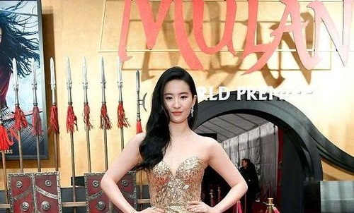 刘亦菲凤凰裙亮相花木兰世界首映礼(刘亦菲出席花木兰发布会)