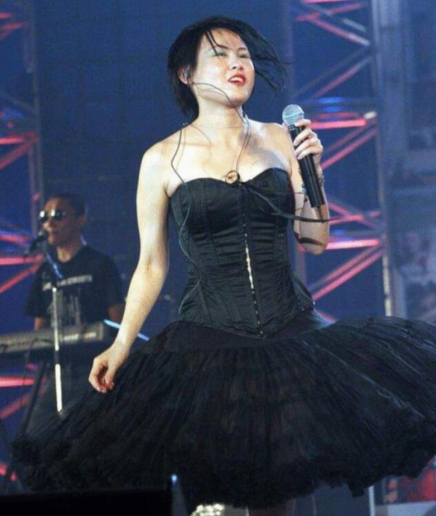 罗琦眼睛是假的吗(罗琦眼睛是什么眼睛)