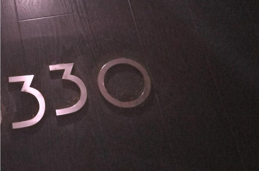 去宾馆找人不知道房号咋办(去酒店找朋友不知道房间号)