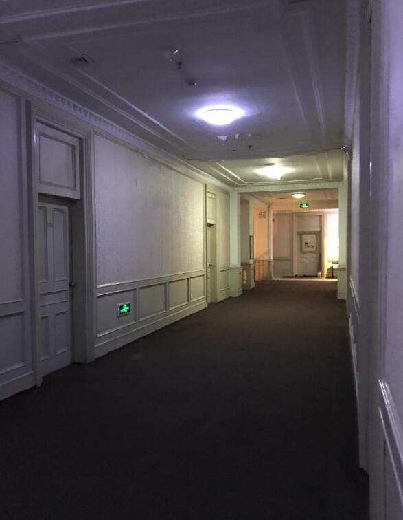 去宾馆找人不知道房号咋办(去酒店找朋友不知道房间号)