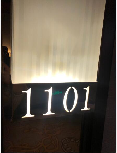 去宾馆找人不知道房号咋办(去酒店找朋友不知道房间号)