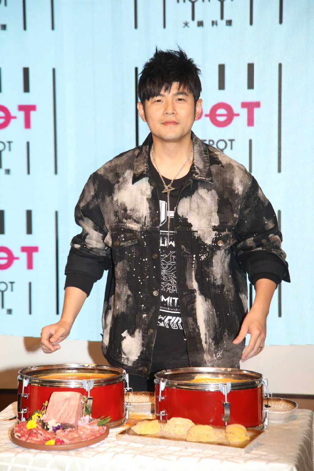 周杰伦为什么叫周结巴、陈少荣？周杰伦和狗