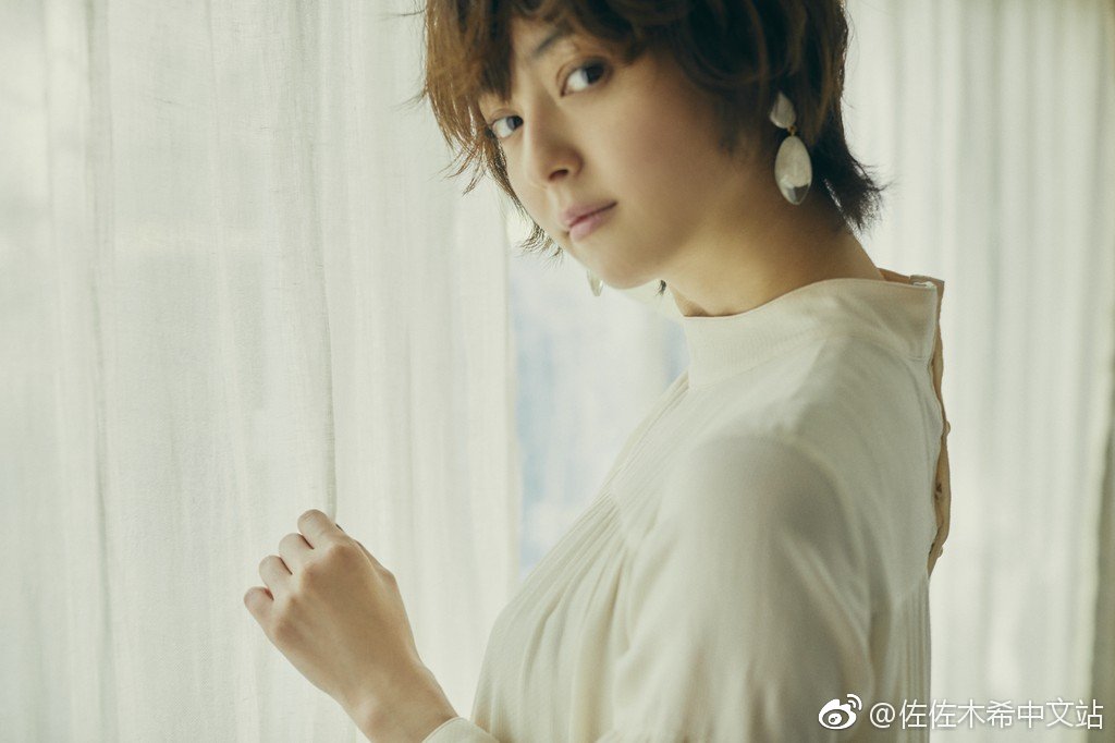 佐佐木希为什么脸上总是笑着