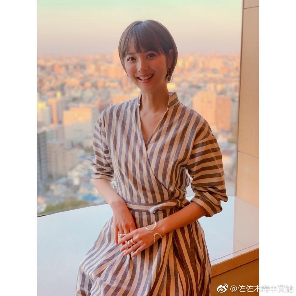 佐佐木希为什么脸上总是笑着