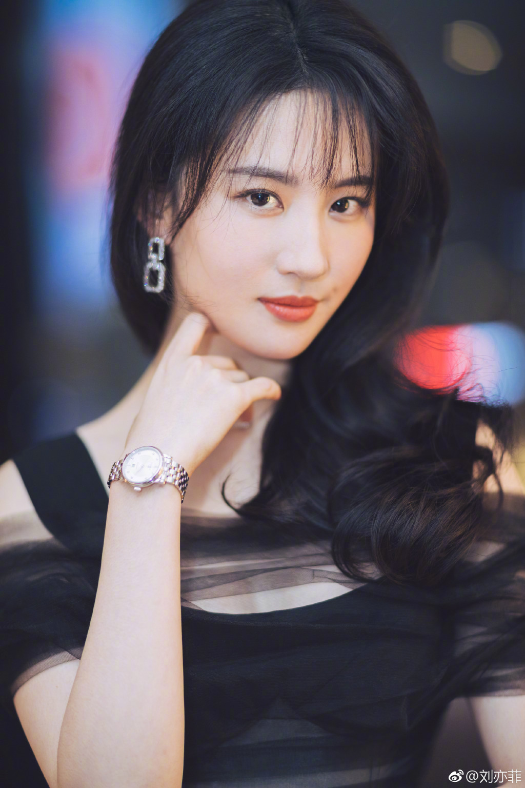 张嘉倪眼睛是不是有问题有点对眼的感觉