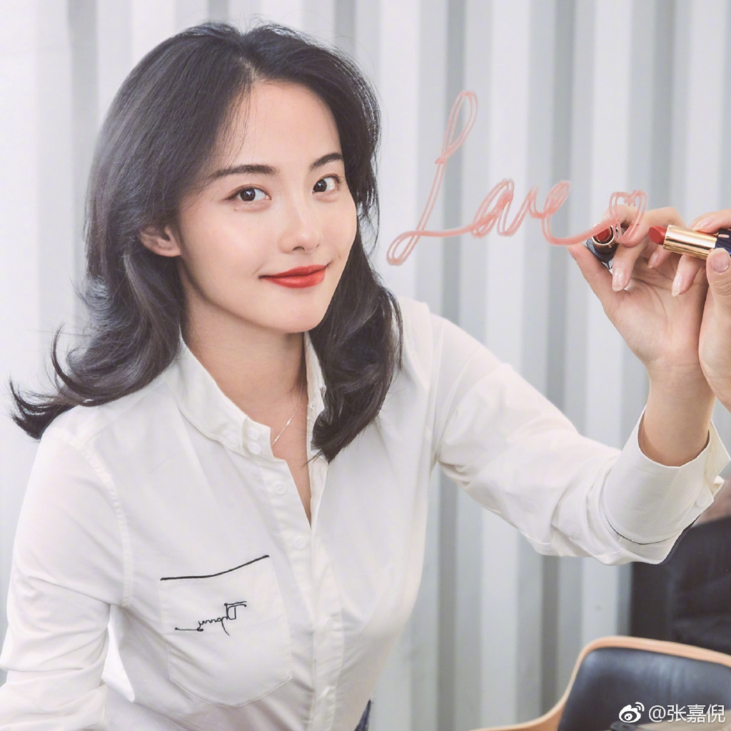 张嘉倪眼睛是不是有问题有点对眼的感觉