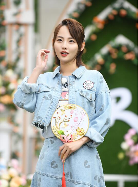 张嘉倪眼睛是不是有问题有点对眼的感觉