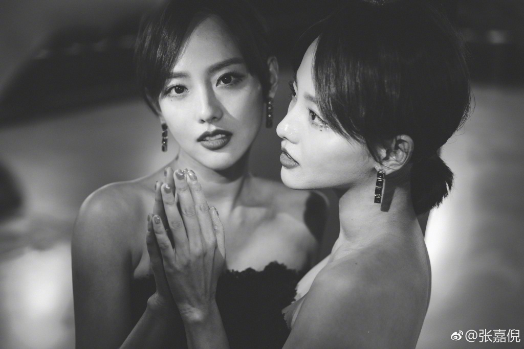 张嘉倪眼睛是不是有问题有点对眼的感觉