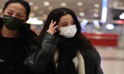 男子拉欧阳娜娜头发被带走(欧阳娜拉照片)