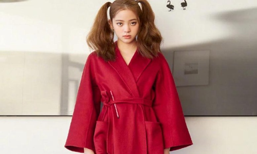 男子拉欧阳娜娜头发被带走(欧阳娜拉照片)