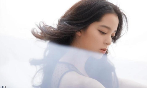 男子拉欧阳娜娜头发被带走(欧阳娜拉照片)