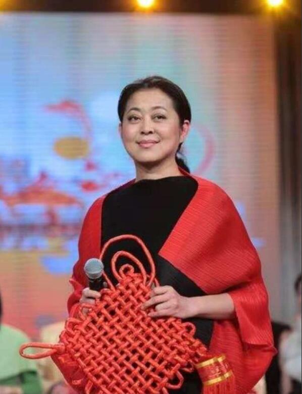 倪萍患甲亢前后对比照片(倪萍甲亢好了吗)