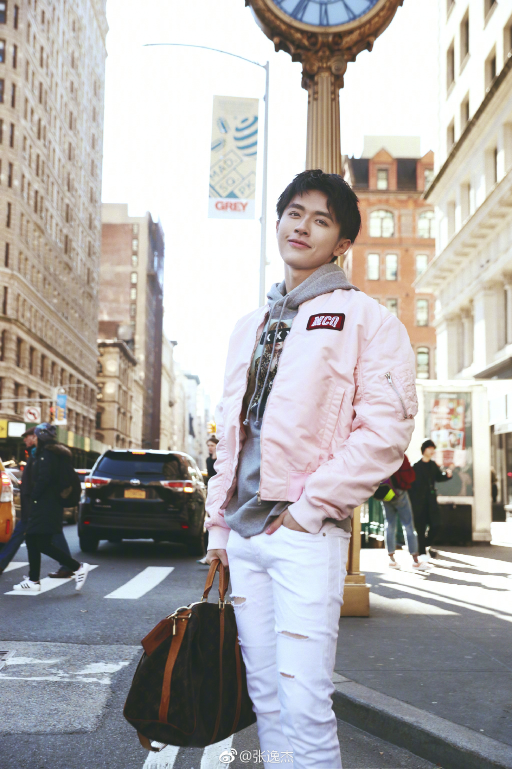 张逸杰和关晓彤是什么关系(和张杰传绯闻女孩)