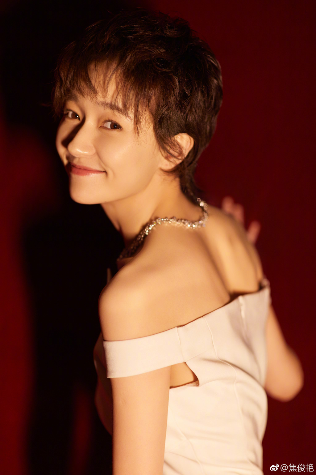 焦俊艳为什么短发不喜欢化妆(焦俊艳长发好看还是短发)