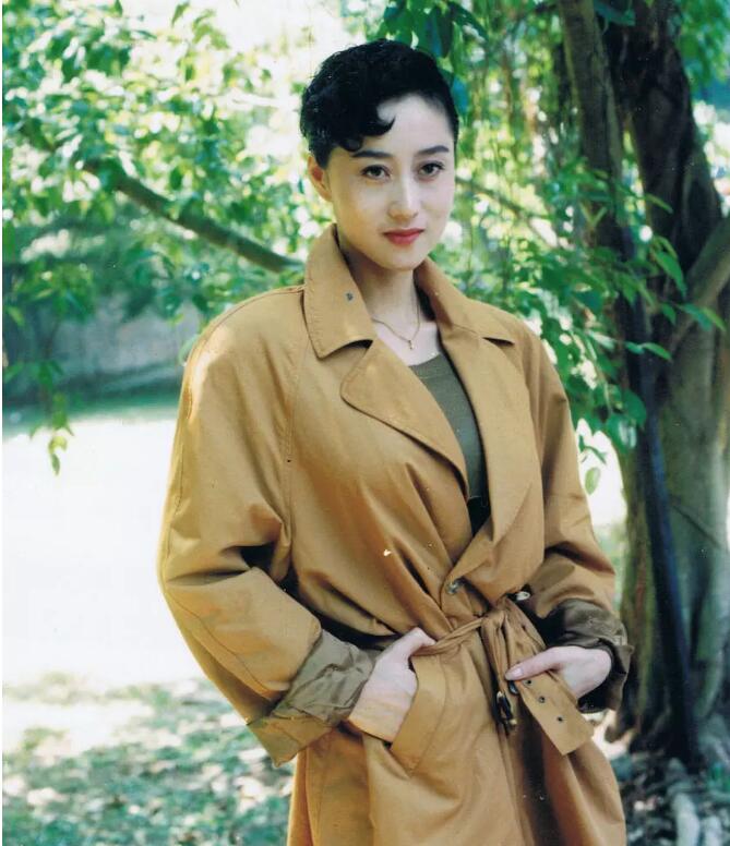 利智穿红色比基尼泳装电影七年之痒剧照组图