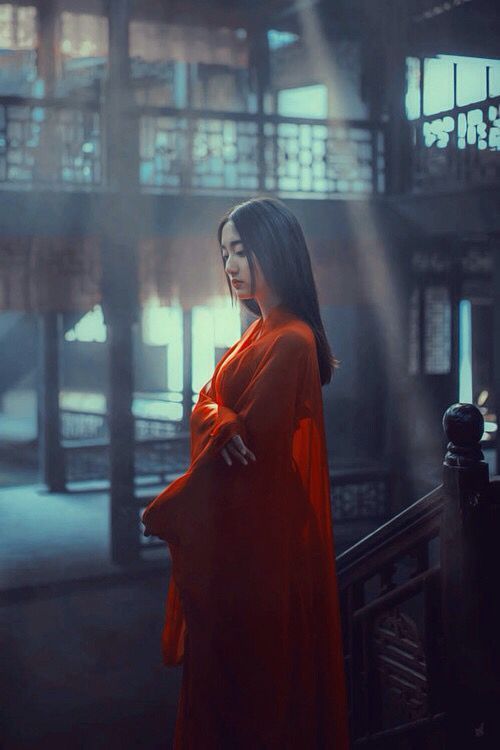 唐弋婷毕业于重庆师范大学本科、中国传媒大