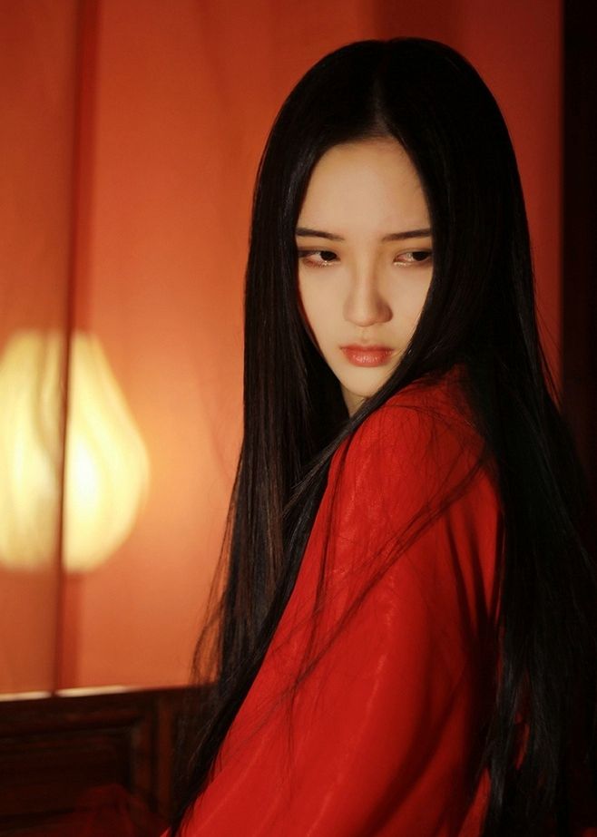 唐弋婷毕业于重庆师范大学本科、中国传媒大