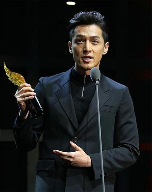 胡歌在哪个颁奖礼上摔跤？为什么胡歌那么受