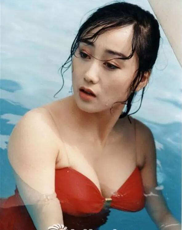 利智穿红色比基尼泳装电影七年之痒剧照组图