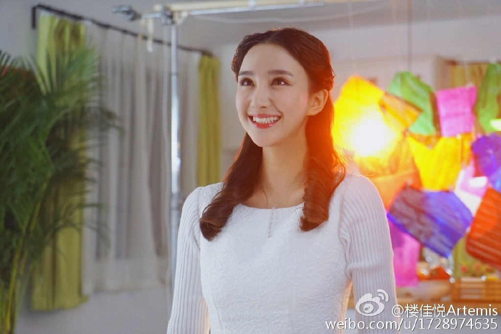 楼佳悦是混血嘛为什么是蓝眼睛