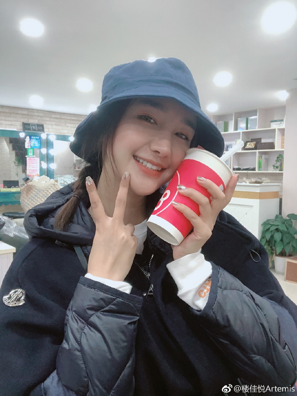 楼佳悦是混血嘛为什么是蓝眼睛