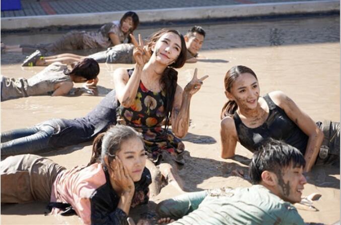 楼佳悦是混血嘛为什么是蓝眼睛