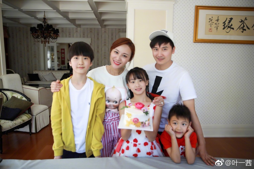 叶一茜超女参赛照片(叶一茜携手超女回归)