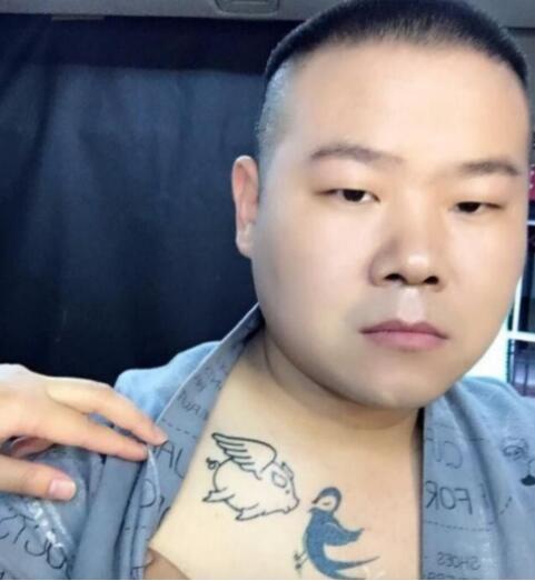 张云雷胸口纹身是啥图案(张云雷同款纹身图)