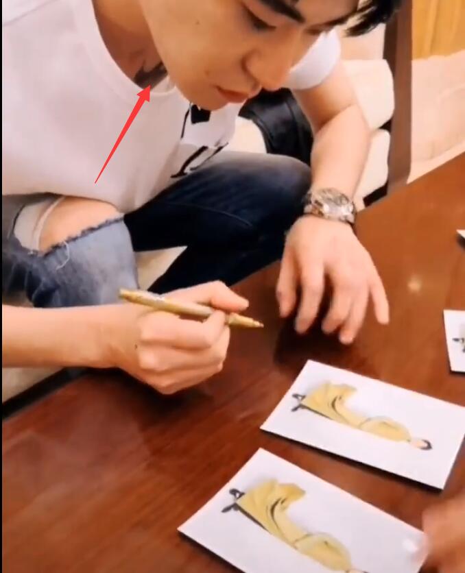 张云雷胸口纹身是啥图案(张云雷同款纹身图)