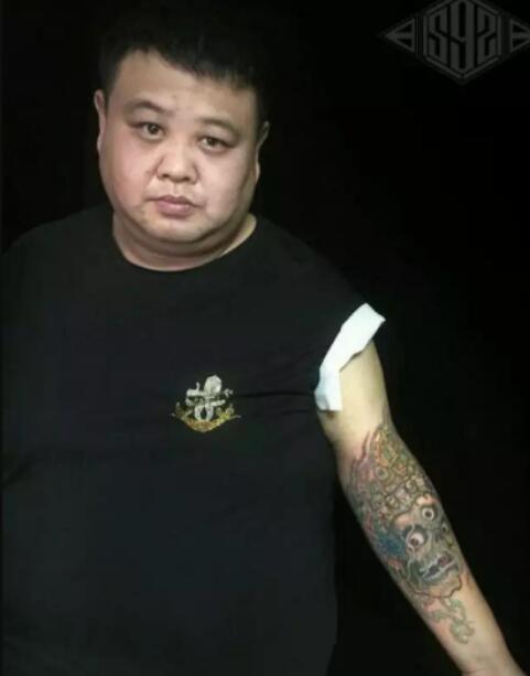 张云雷胸口纹身是啥图案(张云雷同款纹身图)