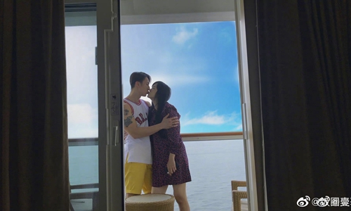 吴尊晒出一家四口亲吻照片(吴尊一家四口图片)