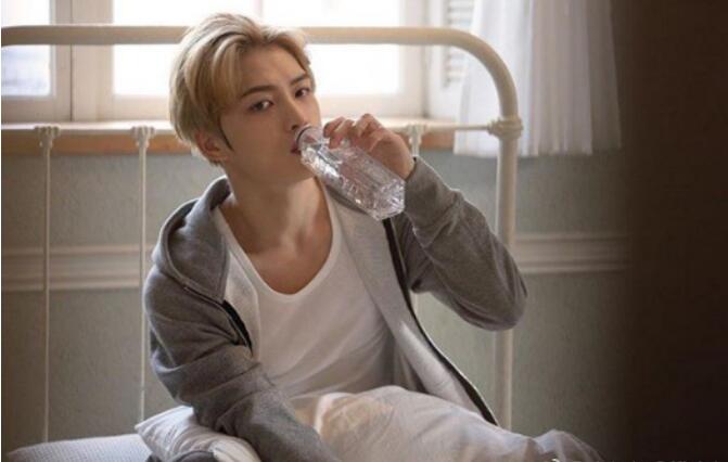 金在中现在真的超有钱有真的黑卡 金在中现在真的超有钱有真的黑卡