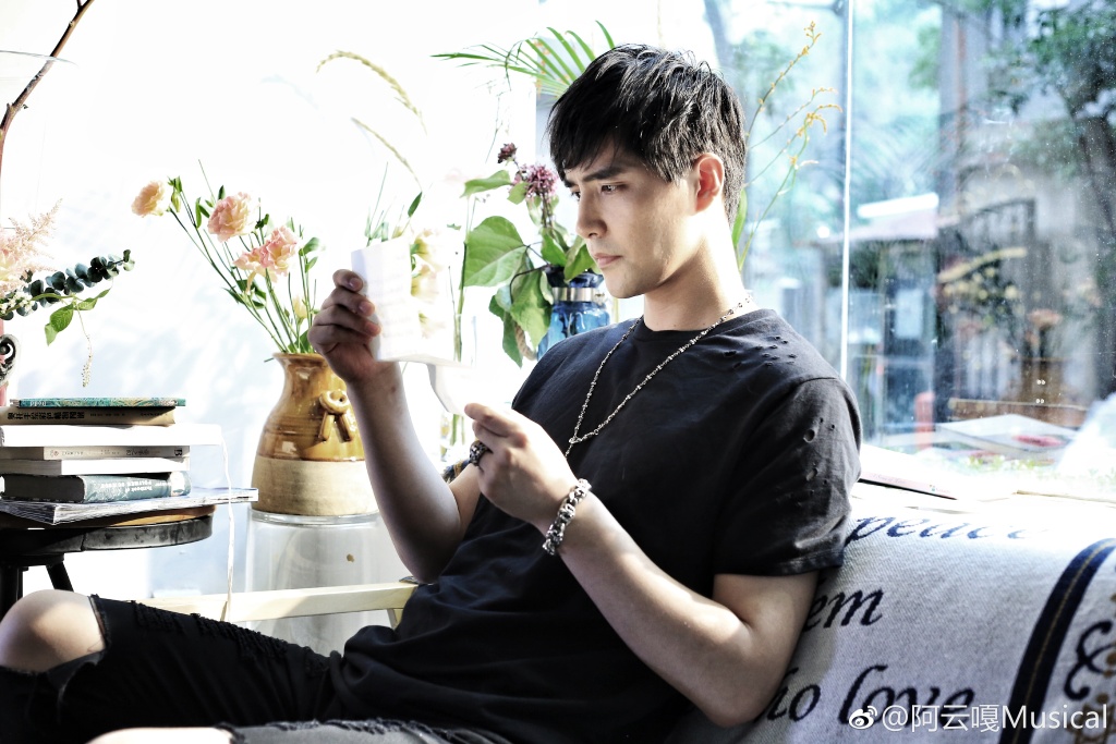 阿云嘎女朋友是鲁豫?阿云嘎和郑云龙是哪个