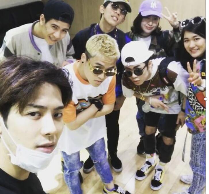 王嘉尔的w手势什么意思？teamwang