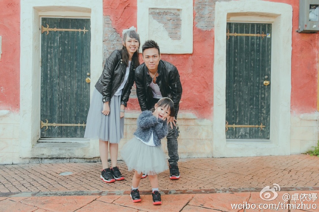 卓依婷为什么老是翻唱？卓依婷的老公是谢文(卓依婷都是翻唱别人的歌)