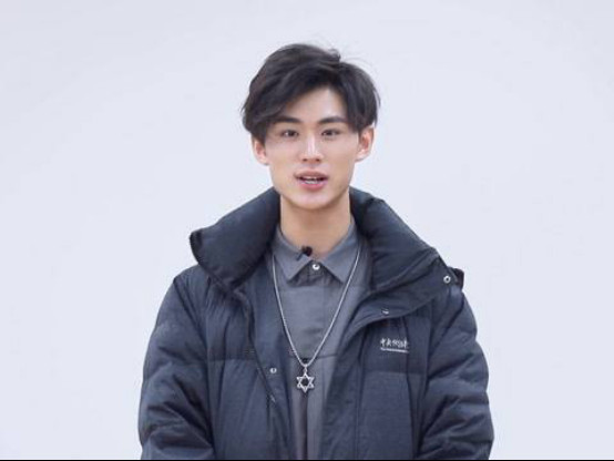 郑锐彬整容前后对比图