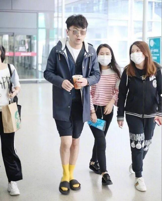 雷佳音黄袜子什么梗(雷佳音先生是什么梗)