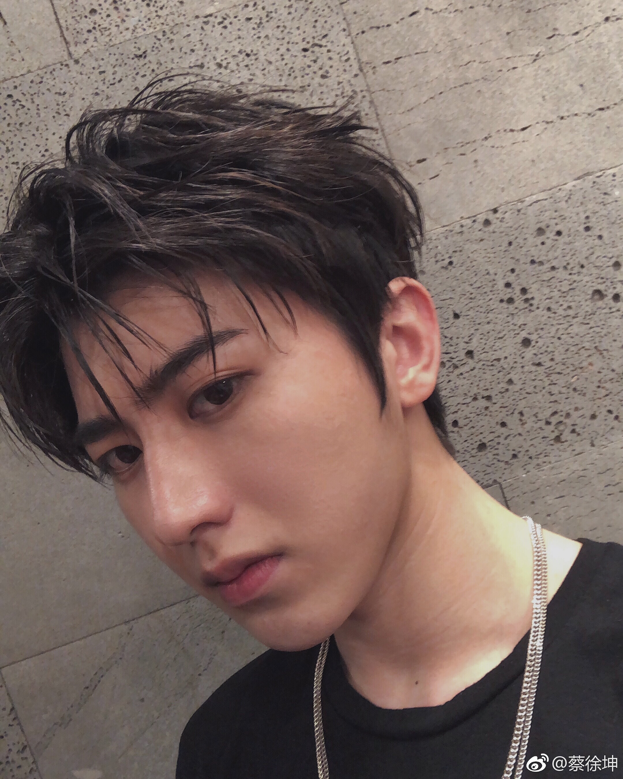 蔡徐坤素颜到底有多丑(蔡徐坤现在的素颜照)