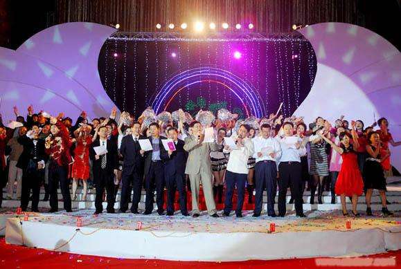 适合两个人表演的节目有哪些?适合两个人合(适合一两个人表演的小节目)