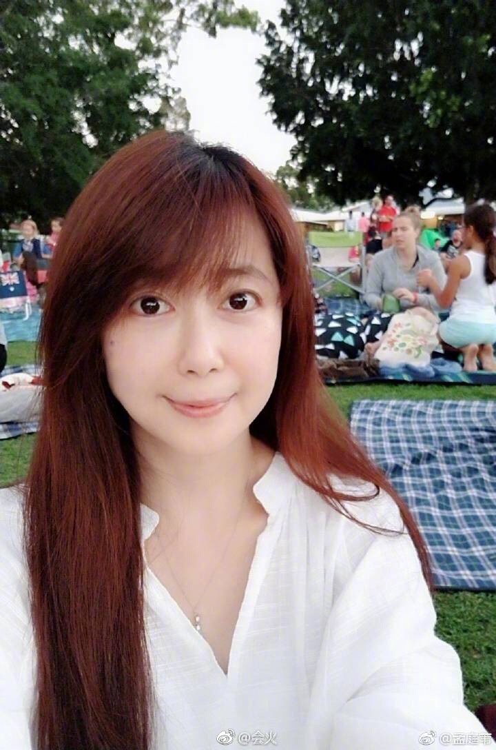 孟庭苇现在状况出柜了?出柜的女助理照片曝