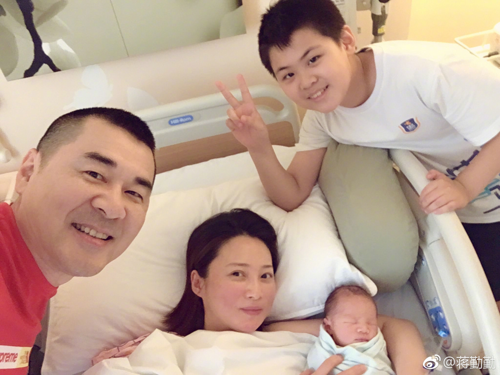 蒋勤勤当小三致使原配自杀是假消息