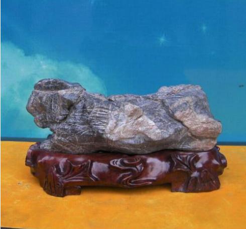 办公桌上为什么要放一块石头(办公桌上摆石头)