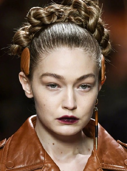 Gigi Hadid的脸怎么了看起来崩垮 Gigi Hadid的脸怎么了看起来崩垮