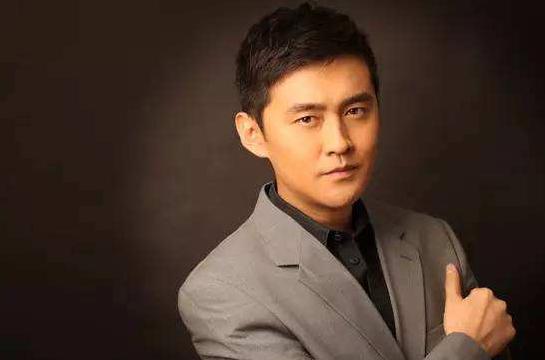 任柯诺为什么老演飞行员(演员任柯诺照片)