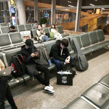 毛不易钟易轩机场舌吻真假？毛不易和钟易轩