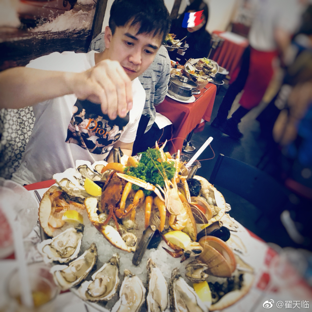 翟天临嘴角黑痣好丑图(翟天临嘴角的痣说法)