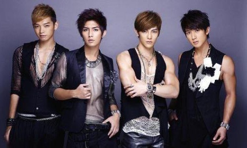 炎亚纶称飞轮海私下不会联络坦言价值观不同(飞轮海为什么没人和炎亚纶)